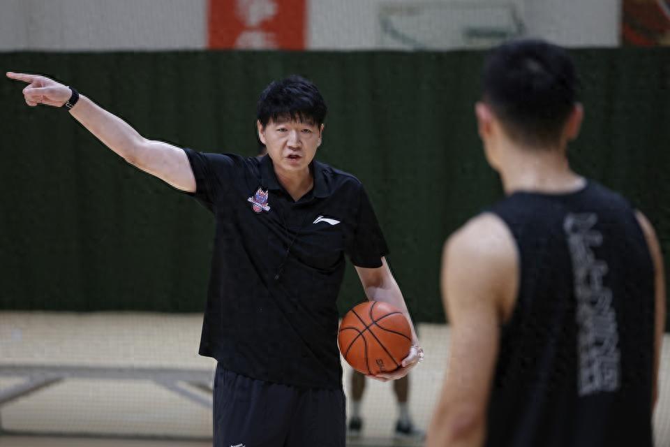 德约已在温网男单豪取105胜，追平费德勒并列公开赛时代第一