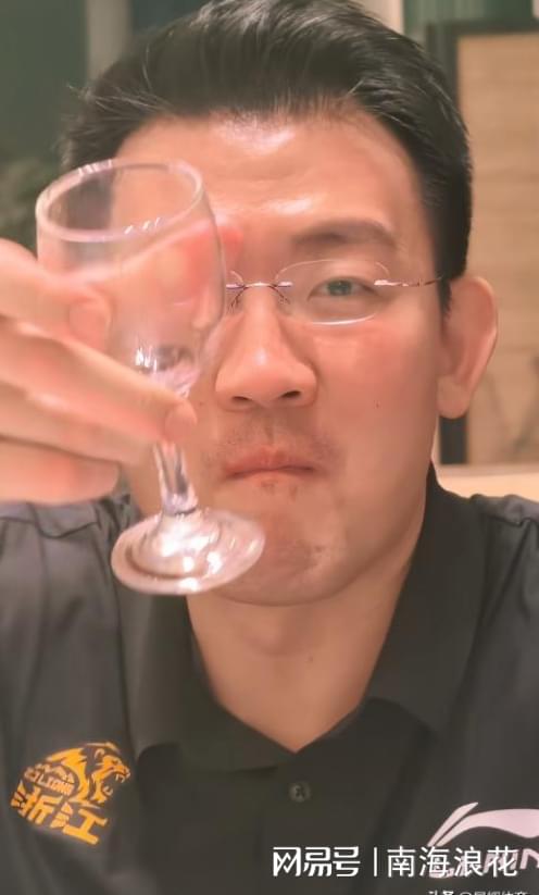 克拉克加公开赛穿球衣遭嘘仍抓鸟