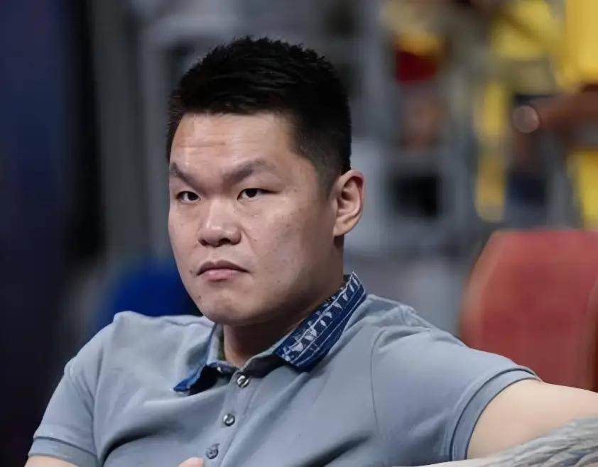 饿了？拉门斯被拍到在比利时替补席啃苹果