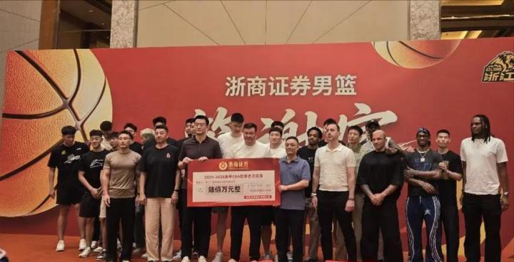 郑钦文逆转萨卡里终结连败，心态蜕变守住草地首胜