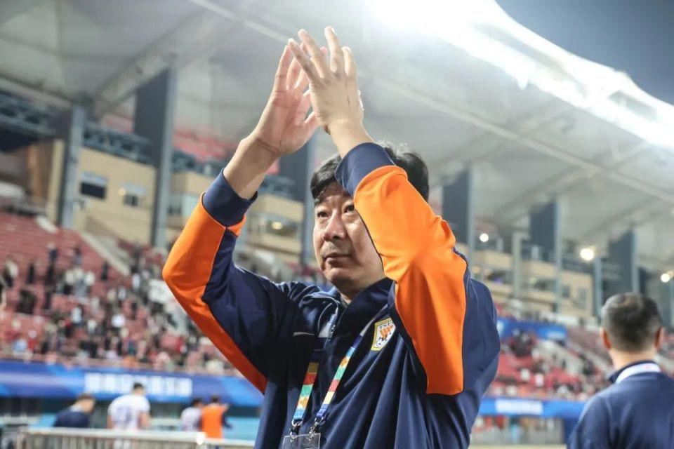 饿了？拉门斯被拍到在比利时替补席啃苹果