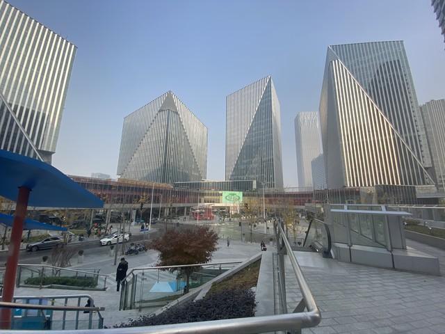 不到两年前，他被国王裁掉，如今他却带领尼克斯拿到了总冠军？