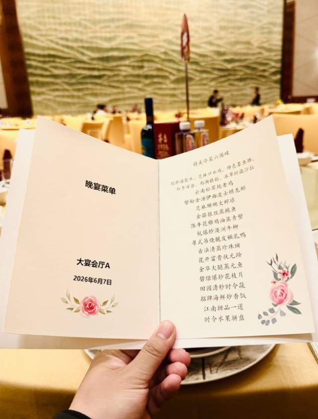 尼克斯队时隔53年NBA再夺冠，中锋罗宾逊晒比赛前酒店抓蛇视频