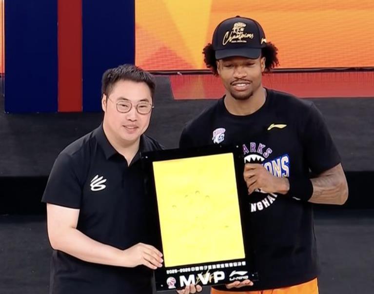字母布朗并未绑定！阿龙可自行申请交易快船也有意 被绿凯伤透？