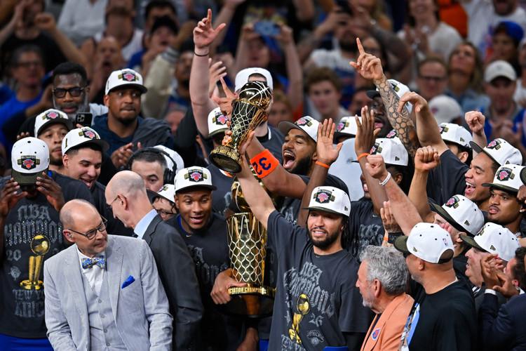 NBA官方晒总冠军定妆照：尼克斯17人出镜 索汉和杰米森没拍上？