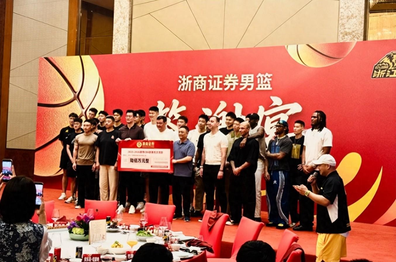 伊森4年8000万留火箭？名记分析前景：竞价队偏少，或留队打替补