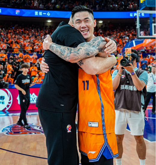 绝妙，湖人队新阵容被NBA评论员比尔·西蒙斯起绰号“Snowtime”
