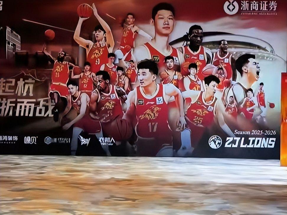 福克斯失误挨骂 称不受影响准备救赎