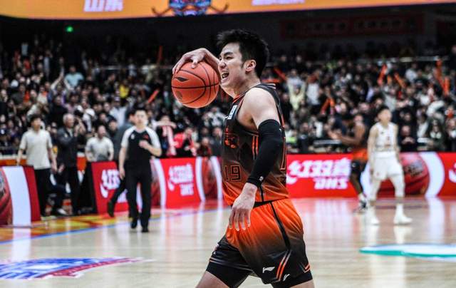 53年后再夺总冠军！布伦森45分率队逆转马刺，尼克斯4