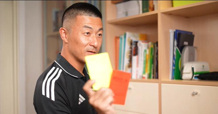 饿了？拉门斯被拍到在比利时替补席啃苹果