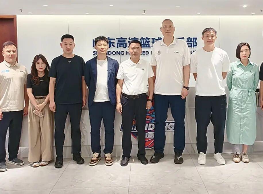 痛失好局，瑞士主帅雅金在球队被卡塔尔绝平后怒摔水瓶