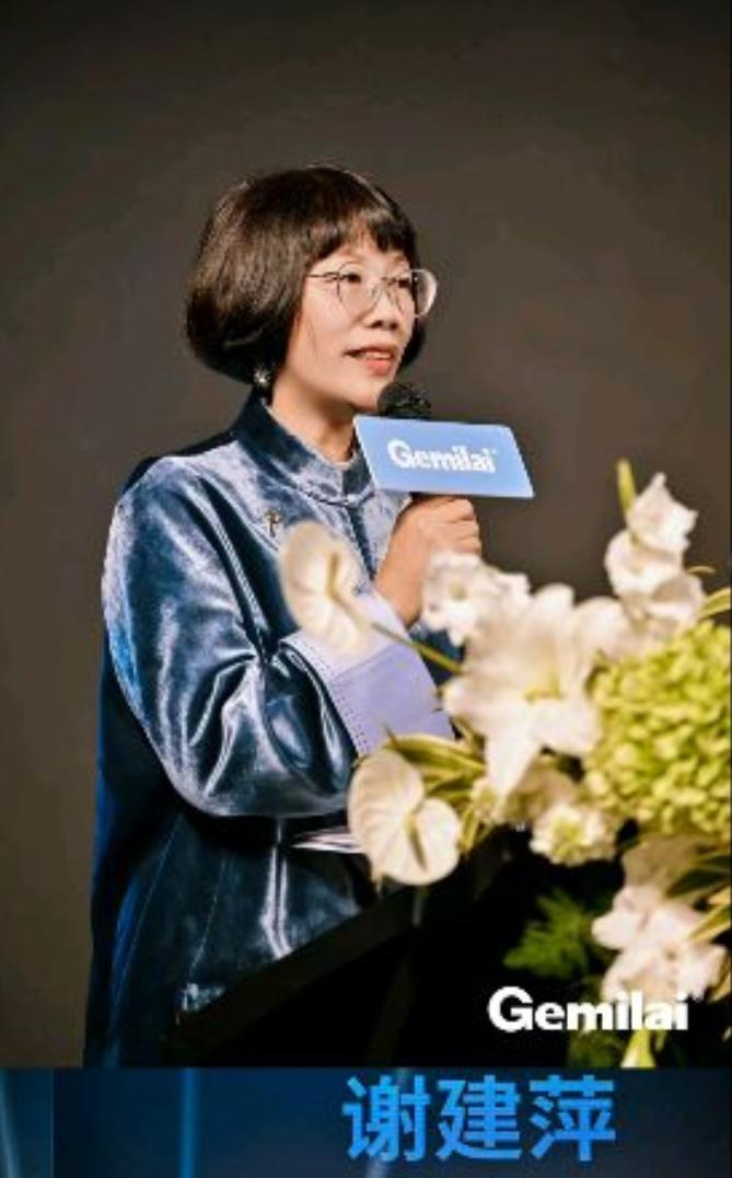 饿了？拉门斯被拍到在比利时替补席啃苹果