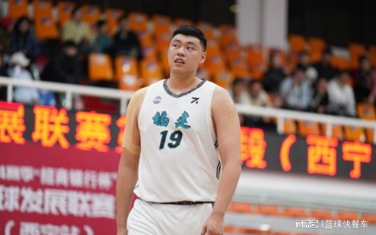 记者：费内巴切仍在和曼城谈阿克转会费，预计700万+150万镑
