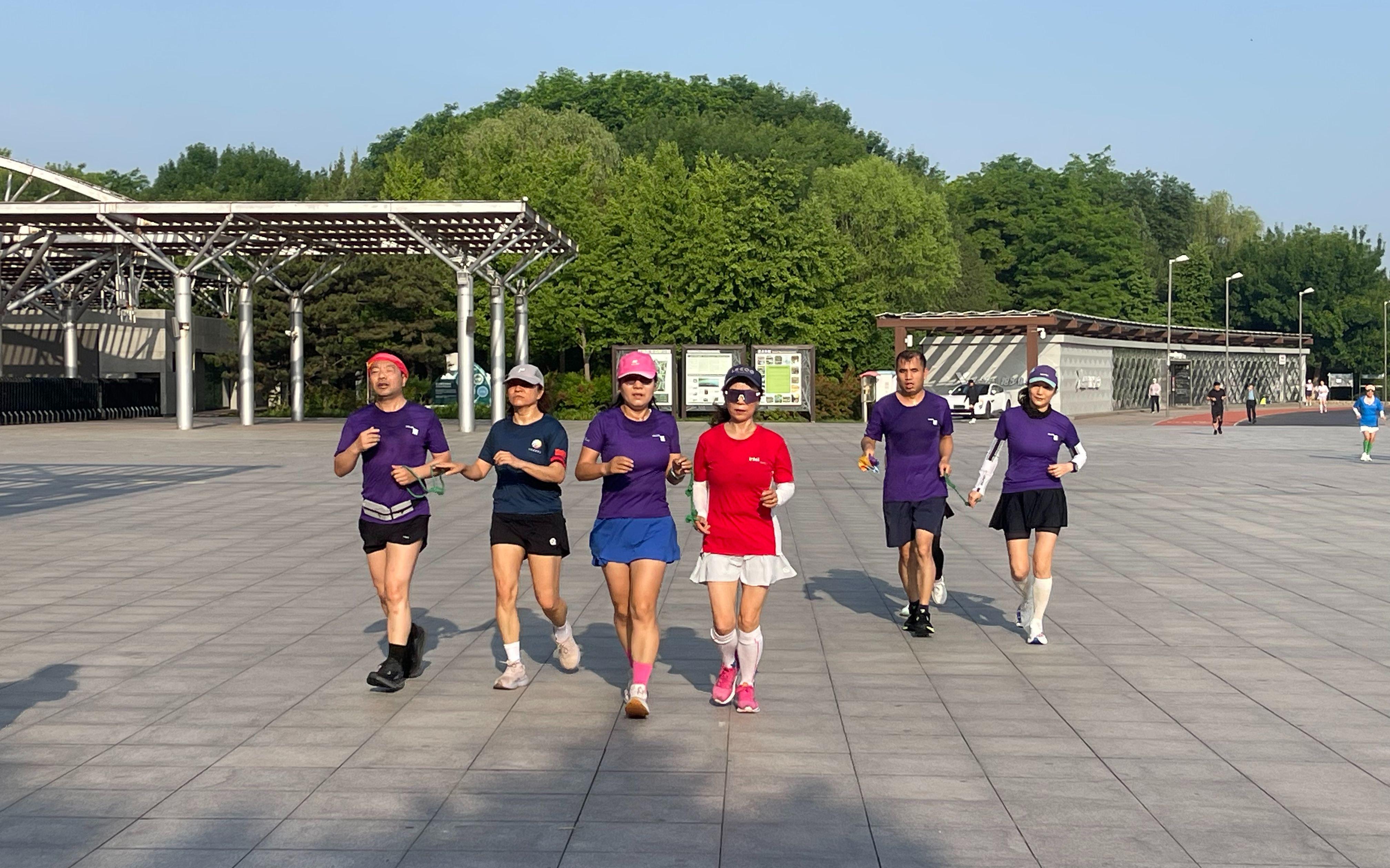 记者：费内巴切仍在和曼城谈阿克转会费，预计700万+150万镑